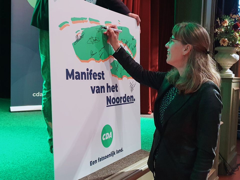 cdanoardeast's tweet photo. 𝐊𝐚𝐦𝐩𝐚𝐧𝐣𝐞𝐭𝐢𝐢𝐝! Afgelopen zaterdag streek de @cdavandaag  karavaan neer in Tolbert. Hier hield @HenriBontenbal zijn derde lezing. Een positief verhaal voor een fatsoenlijk Nederland! Namens de fractie werd het ‘Manifest van het Noorden’ ondertekend door @GSchoorstra. https://t.co/Ust2yseoYH