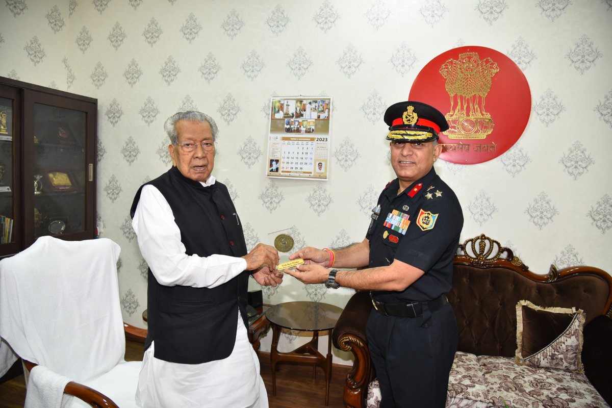 YOUTHOFCHHATTI2's tweet photo. *Brig VS Chauhan YSM ,Cdr NCC Gp Raipur met HE Shri Biswabhusan Harichandan ,Governor of Chattisgarh at Governor House (Raj Bhawan ) on 14 November 23 and discussed prevailing imp issues(NCC) with him.Mementos were presented to the Gov to mark the occasion and relish the memories https://t.co/vxvA7r7B3Y