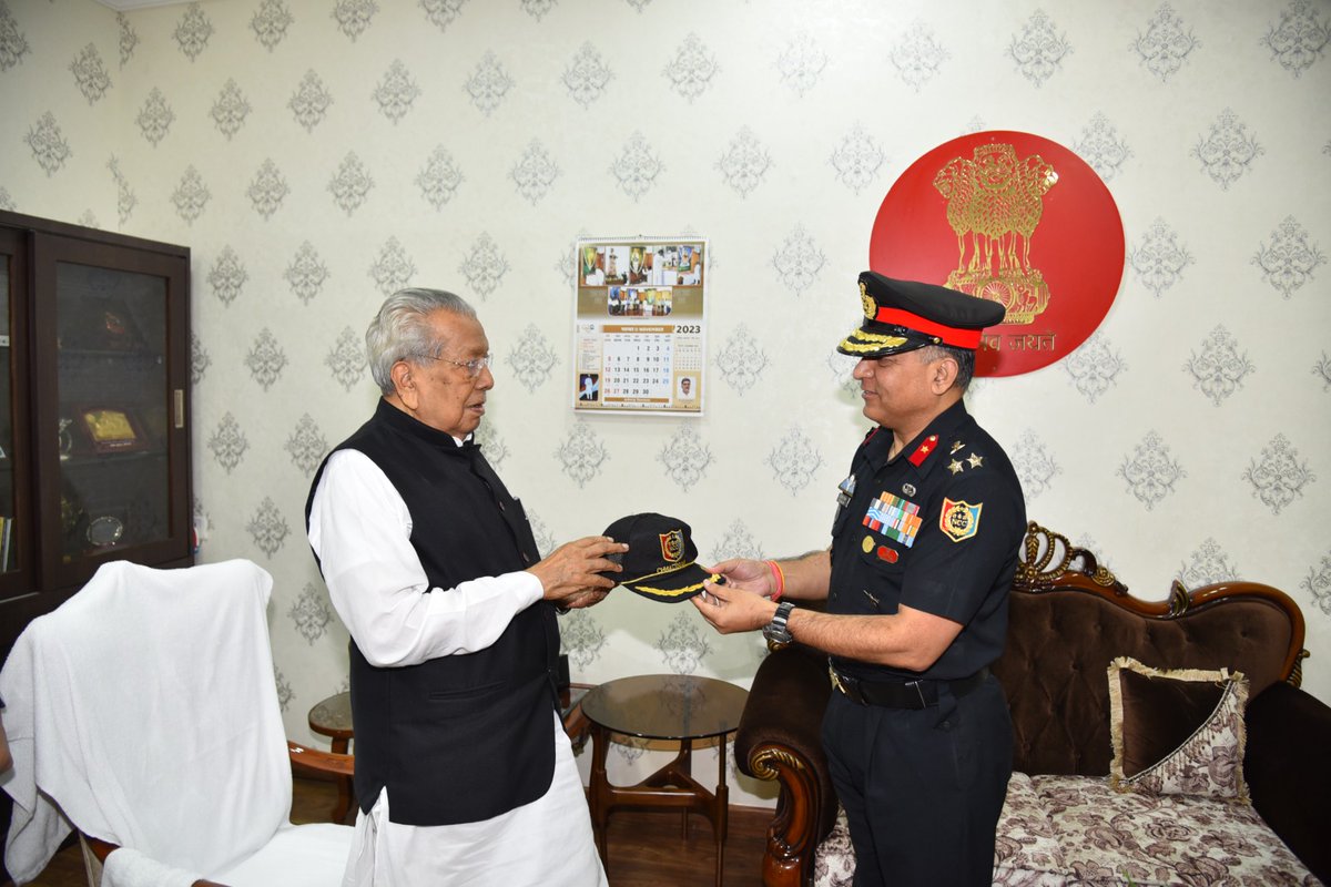 YOUTHOFCHHATTI2's tweet photo. *Brig VS Chauhan YSM ,Cdr NCC Gp Raipur met HE Shri Biswabhusan Harichandan ,Governor of Chattisgarh at Governor House (Raj Bhawan ) on 14 November 23 and discussed prevailing imp issues(NCC) with him.Mementos were presented to the Gov to mark the occasion and relish the memories https://t.co/vxvA7r7B3Y