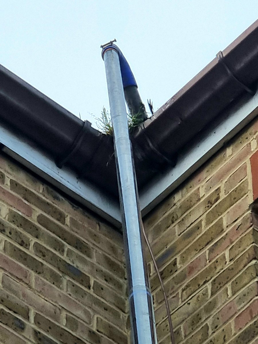 SmallBinCleaner's tweet photo. Are you having problems with your gutters overflowing? #TheSmallCleaner can help you with this. We clean your guttering from the safety of the ground with our #SkyVac. 
Contact us for a site visit or no-obligation quotation.
We cover #Surrey #Berkshire #Middlesex #London https://t.co/NM6WyWRsdE