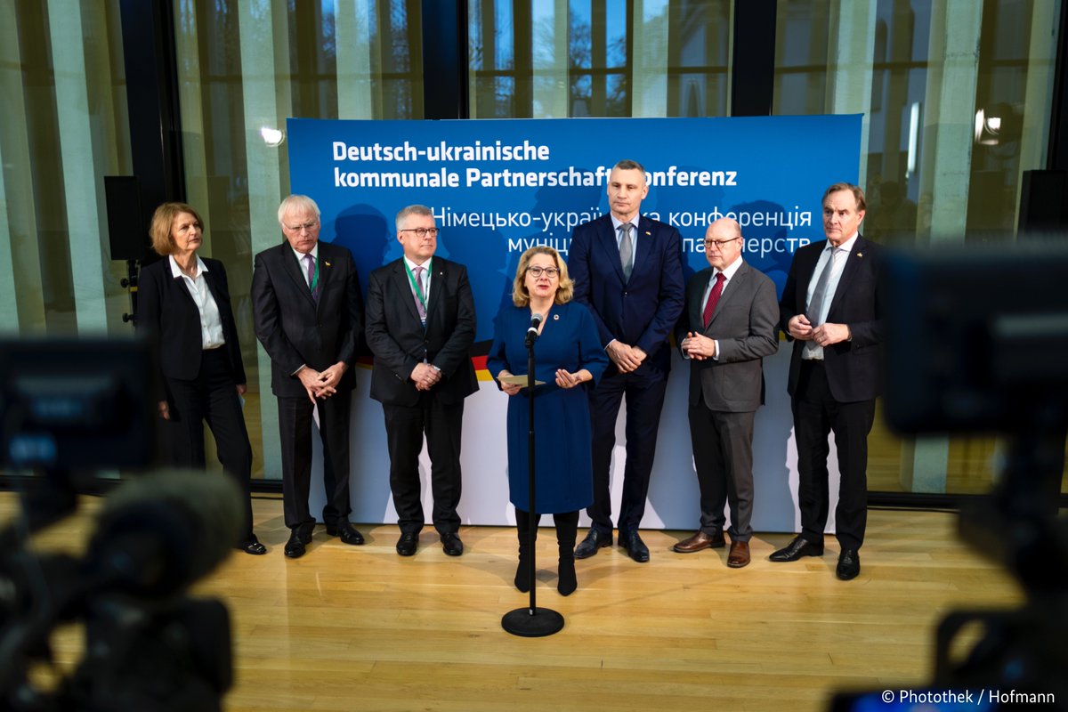 BMZ_Bund's tweet image. At the 🇩🇪-🇺🇦 Municipal Partnership Conference Minister @SvenjaSchulze68 emphasizes that Ukrainian municipalities are the driving force behind the reconstruction of #Ukraine. Their German counterparts want to support them in this. #BuildingBackBetter