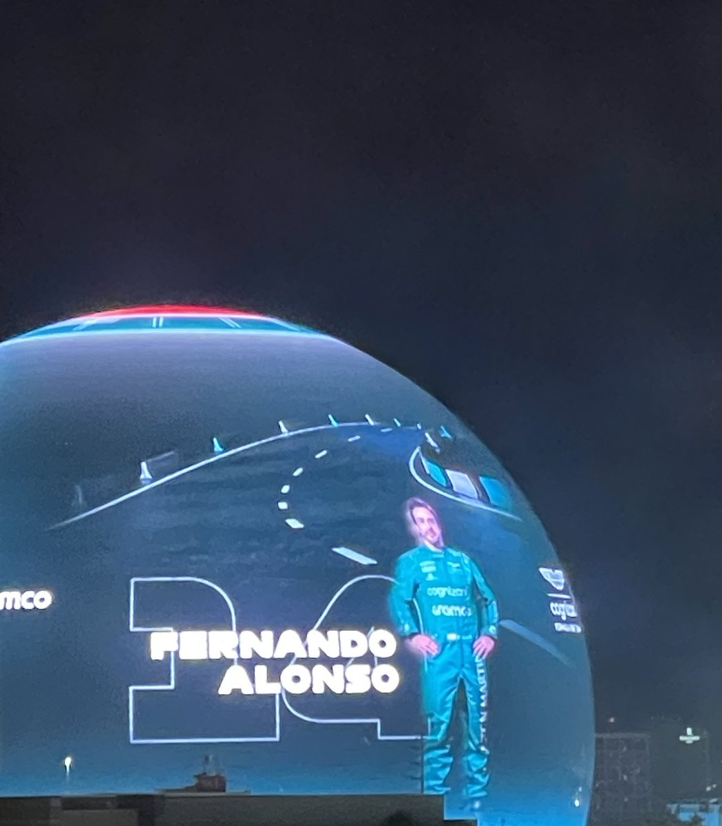 ElReyGuiri's tweet photo. Ya empiezan a emplear la Esfera con cosas de F1.

Aquí tenéis a El Nano.

[@ianparkesf1]

#F1 #LasVegasGP https://t.co/7gCIS1BwRP