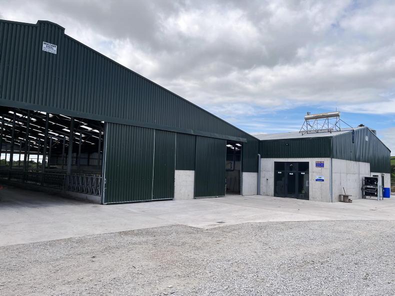 EuronitIreland's tweet photo. Cubicle shed and parlour under one Euronit fibre cement roof! This roof will help reduce condensation and deliver optimal temperatures in the building. Agribild Plus metal sheeting also fitted on the sides by our partner, Mulcahy Steel. Photo Credit: @farmersjournal #euronit https://t.co/09zX83dDyE