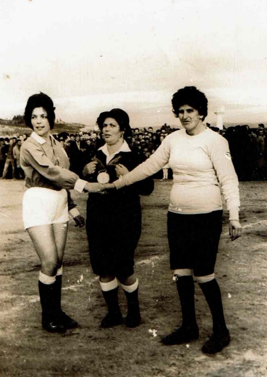 CorunoRabuno's tweet photo. Si se habla de A Coruña y el fútbol femenino rápidamente vienen a la mente 3 hitos: Irene González, El Karbo Deportivo, y el actual Orzán SD - Deportivo Femenino. 
Pero hay un hito más que merece hilo: El Equipo de Elviña, y el partido de solteras vs casadas de los años 60 y 70 https://t.co/t3tGSBlePc