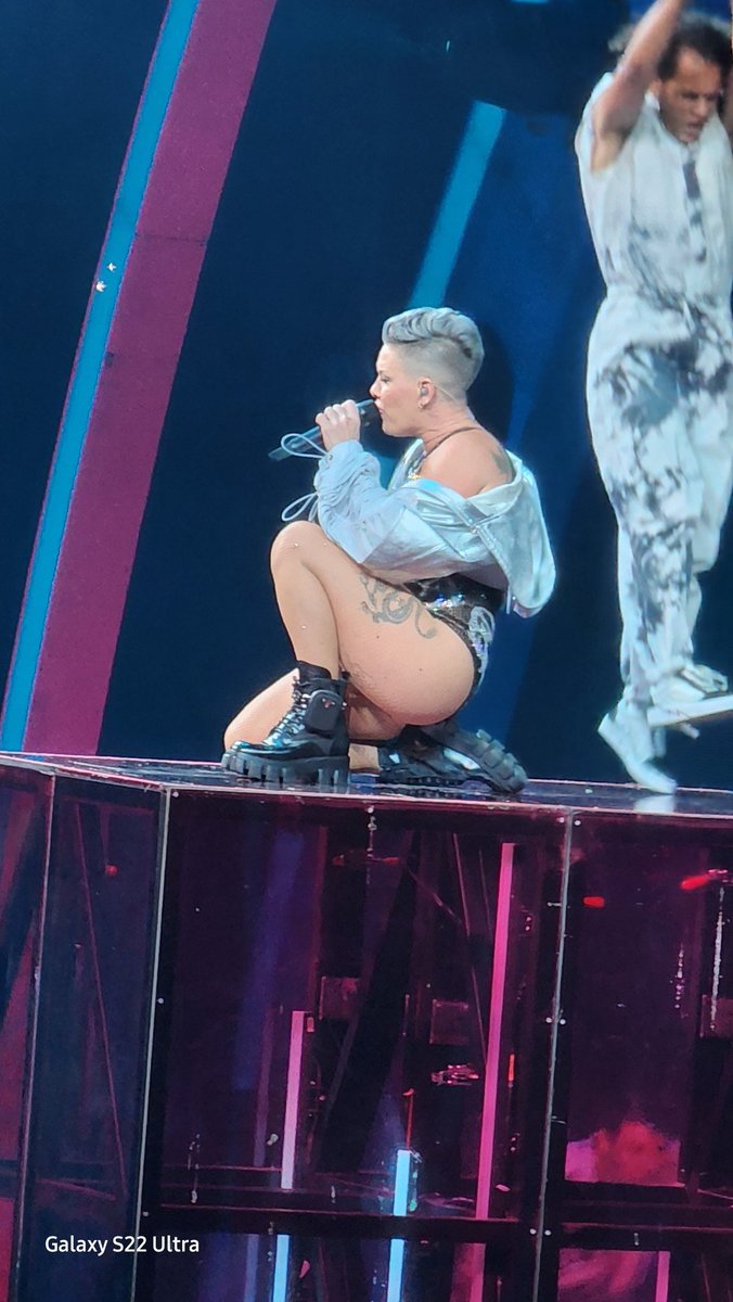 Mary_Garcia_22's tweet photo. When the God's of Music Therapy feel your need.... in comes @Pink to the rescue! What an incrediblenight of fabulous fun!!! Loved every second of tonight! #concerttherapy #musicislife #teacherlife #GenX https://t.co/sR2YyiyuY5