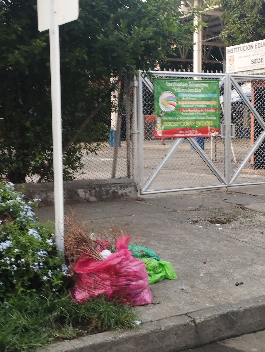 Eg1992Alexa's tweet photo. @PromoCaliValle cómo es posible que siendo hoy 15 nov sigamos esperando que pasen a recoger la basura en Villacolombia desde el sábado 11 Nov. Se les envía el PQRS no responden falta de compromiso con la ciudad @JorgeIvanOspina @AlcaldiaDeCali @Superservicios https://t.co/j359y9Qbt7