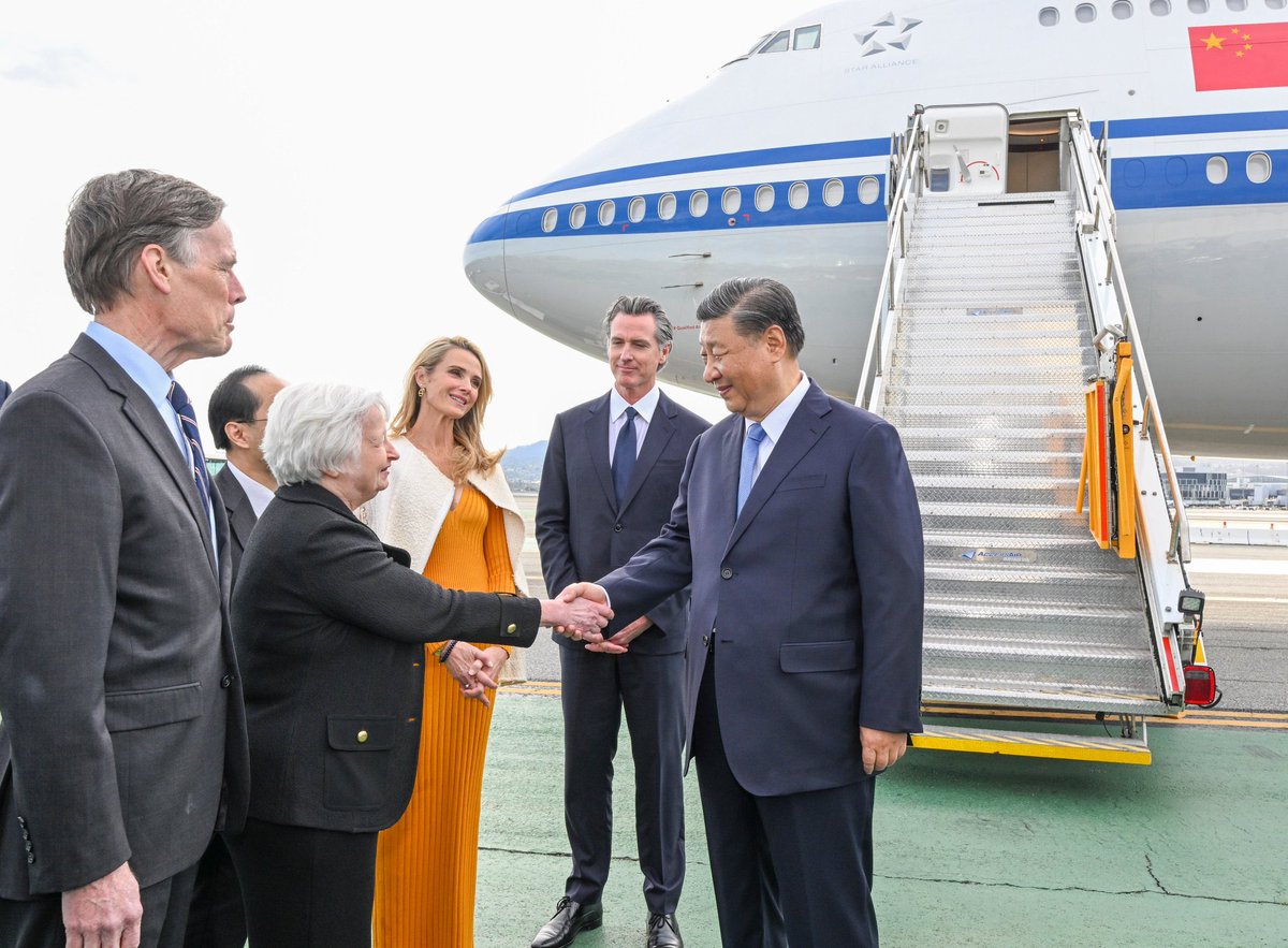 Byron_Wan's tweet photo. No, it is NOT China in the video. It’s is San Francisco when Xi Jinping arrived for the APEC Summit.

But this may be what America looks like in a few decades if American politicians, business leaders, university administrators, etc, keep on appeasing China. https://t.co/GMPXQMUTVB