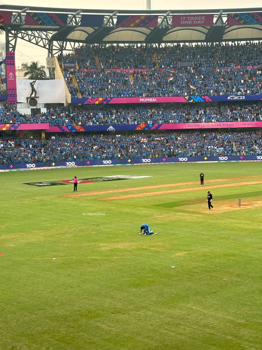 18prajakta's tweet photo. Sachin Tendulkar’s statue in the background, Virat Kohli kneeling down, and then standing up and bowing to him is the memory I will cherish for the rest of my life.

#CWC23 #ViratKohli https://t.co/7pHuWktoUW