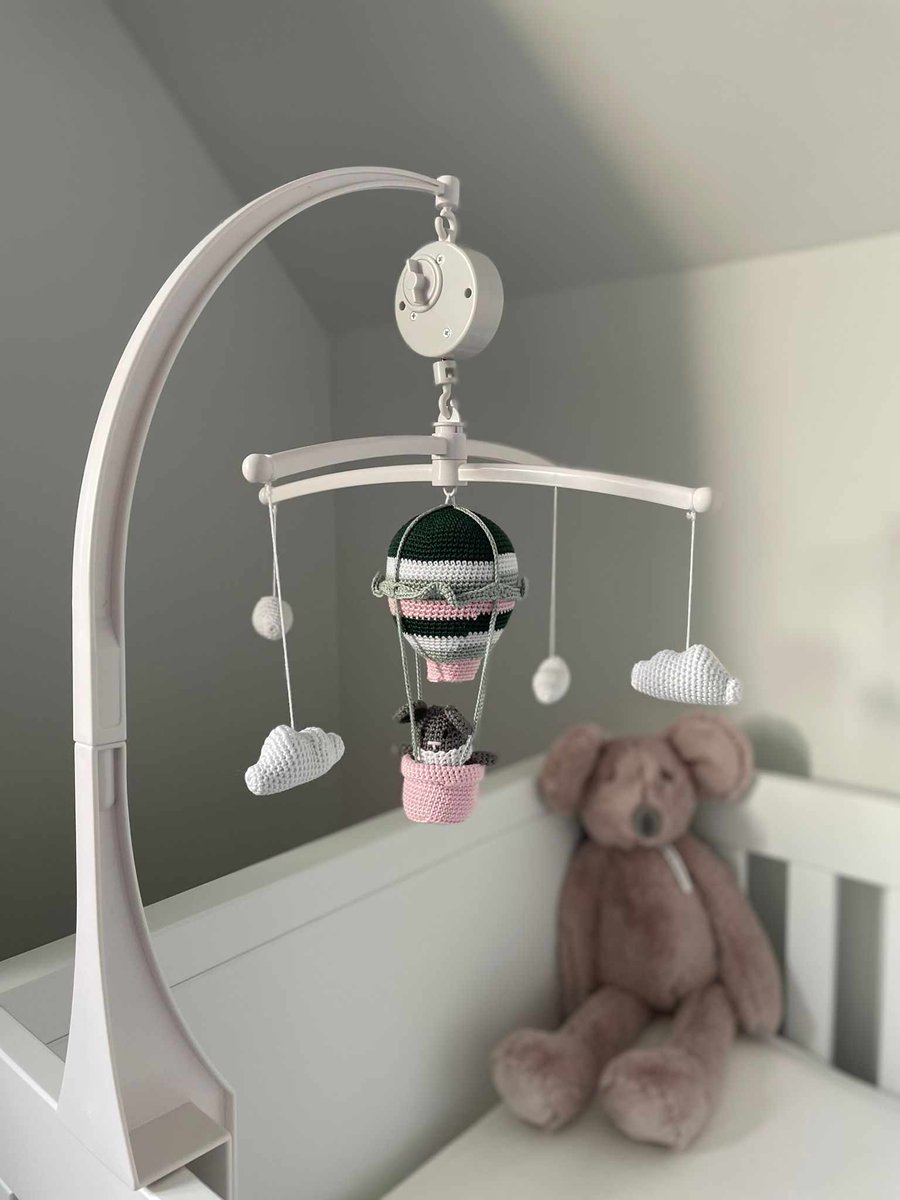 Voor een babykamer heb ik deze mooie mobiel mogen maken. Het is echt een pronkstuk geworden. #haken #haakgek #Amigurumi #muziekmobiel #luchtballon
