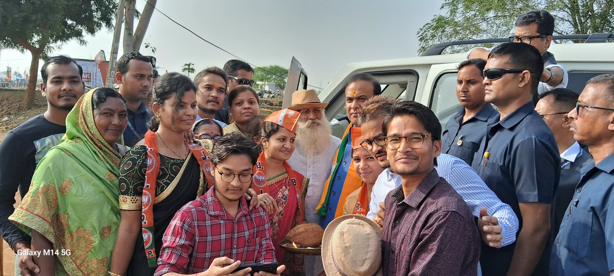 TuleshSahu's tweet photo. Honored to meet Shri @himantabiswa with our family, Thank you for visiting our village Pawani, Chhattisgarh 😊🙏 https://t.co/Zr3hhHun36