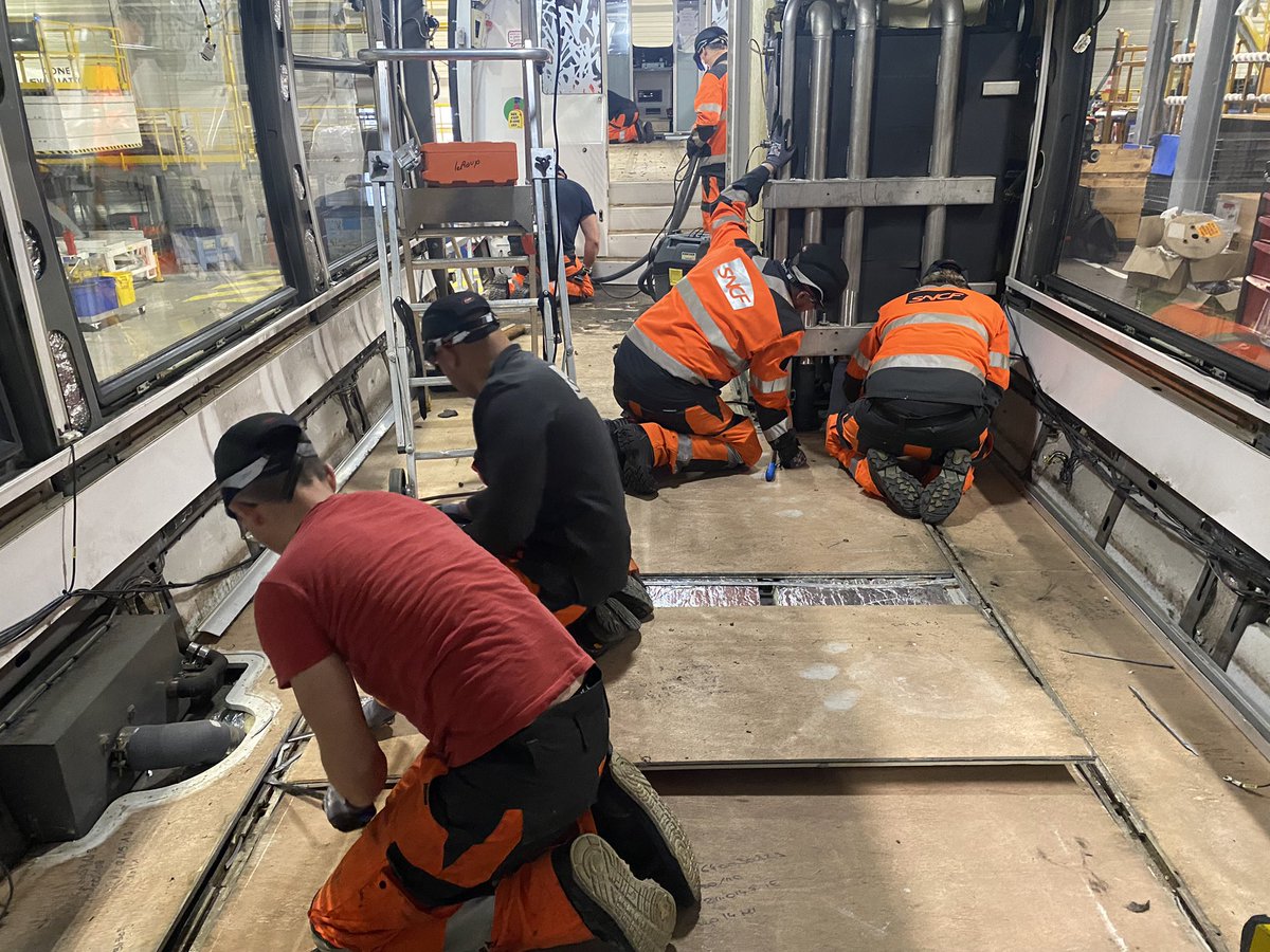 Engagement fort de la Région <a href="/hautsdefrance/">Région Hauts-de-France</a> dans l’exceptionnelle rénovation &amp; modernisation de 150 trains <a href="/TERHDF/">TER Hauts-de-France</a>. Les femmes&amp;hommes de <a href="/SNCFVoyageurs/">SNCF Voyageurs</a> mènent les opérations au Technicentre industriel d’Hellemmes pour une #mobilité durable🌿.

Communiqué▶️sncf.com/sites/default/…