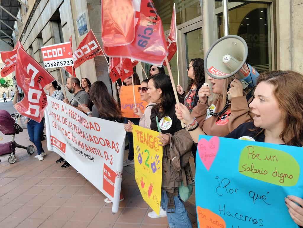 feccoormurcia's tweet photo. Las trabajadoras del sector de escuelas infantiles secundan una nueva jornada de huelga y protesta.
-Contra el bloqueo de la patronal en la negociación del convenio.
-Por un salario digno.
-Contra la precariedad en la educación de 0-3 años. https://t.co/wXHGIDDAtl