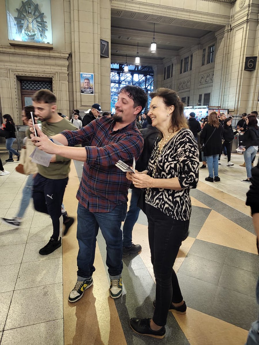 DianaMondino's tweet photo. Recién en la Unidad Básica Massista, antes llamada Constitución. Da vergüenza ver todo el espacio con carteles del empobrecedor de Massa.

Muchisimos trabajadores del tren se acercaron a saludar y contaron de los aprietes diarios.

El domingo fiscalicemos que los votos están. https://t.co/vchZPRZkyl