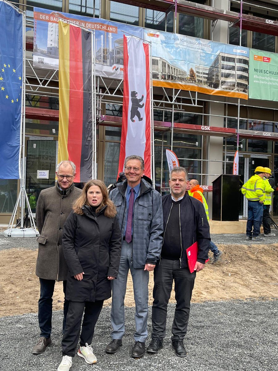 Großer Bahnhof zum Richtfest des Schulneubaus in der Kreuzberger Nostitzstr. Im Sommer kann die Grundstufe der Bergmannkiez- Gemeinschaftsschule den Neubau beziehen. SenSBW ist hier Baudienststelle. @clara_herrmann @BA_Xhain @cora_vb @herrgold @viethentus @SPD_BVVXhain