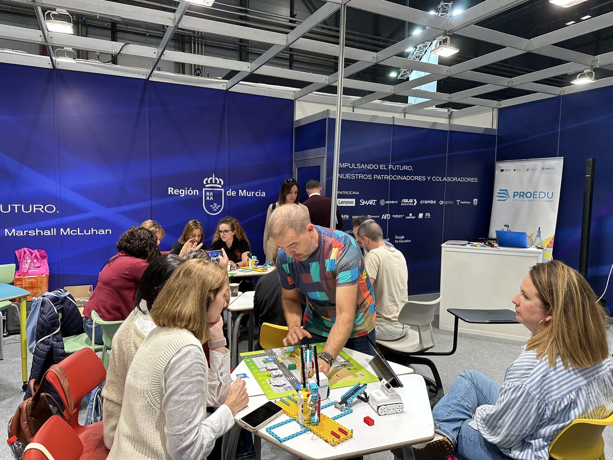 innovaedum's tweet photo. Seguimos con un Taller Robótica educativa para las etapas de infantil y primaria en @SIMOEDU_ con la Fundación Integra. https://t.co/q9rrOklAxu