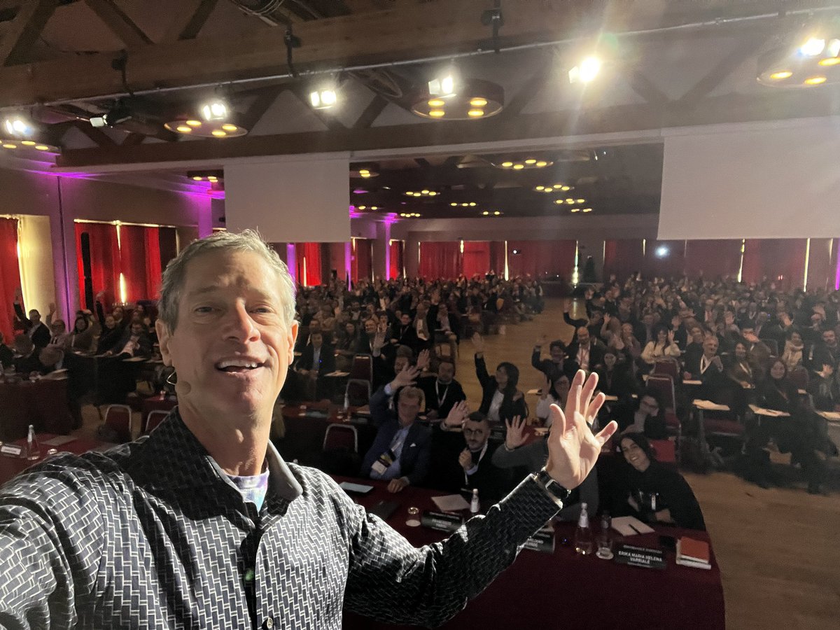 dmscott's tweet photo. Fabulous to be in Milan at #marketingforum with so many entrepreneurial marketers! I’m sharing ideas about building fans of any business. https://t.co/nNmRznUqBm