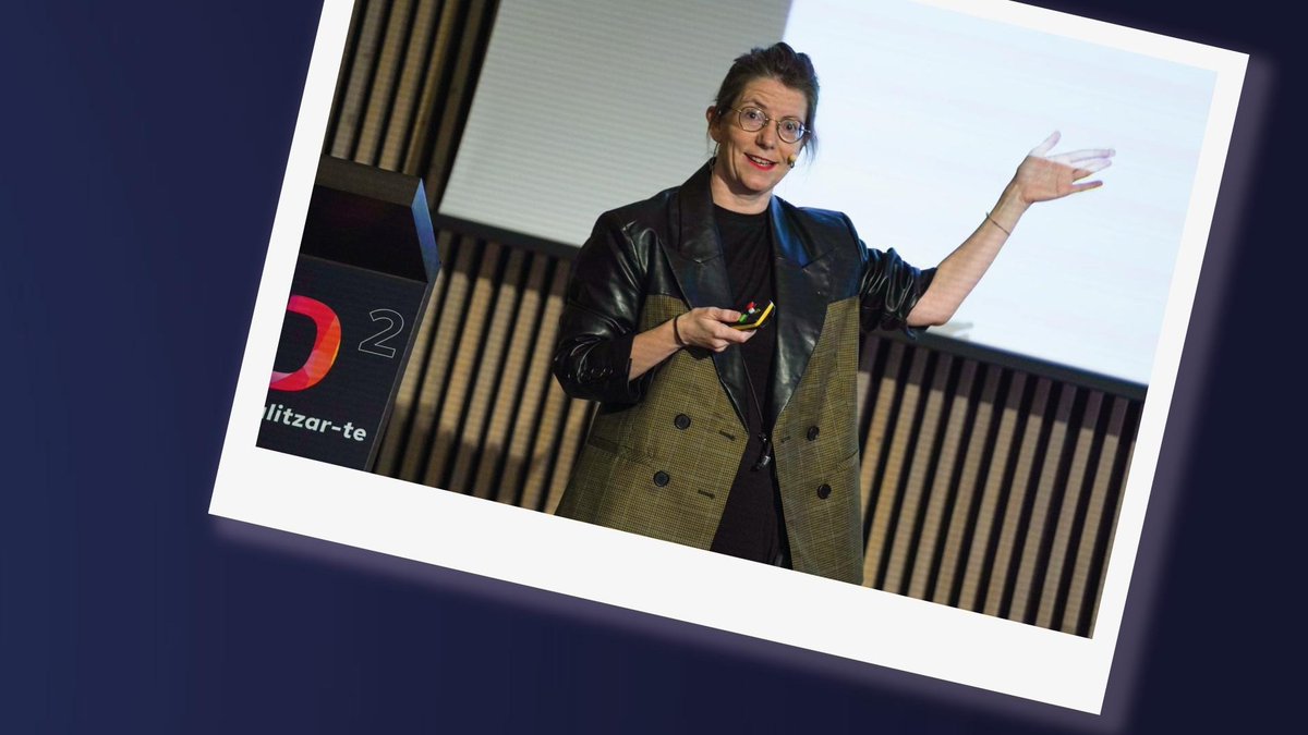 CambraBCN's tweet photo. 🤖 És creativa una IA o som nosaltres qui l'hem de transformar en eina creativa?
Isabel Martínez, directora creativa, explica amb exemples com la co-creació i la integració de la IA pot ajudar a millorar els processos creatius conservant el criteri humà.
#IXD23 https://t.co/QTUageWlJs