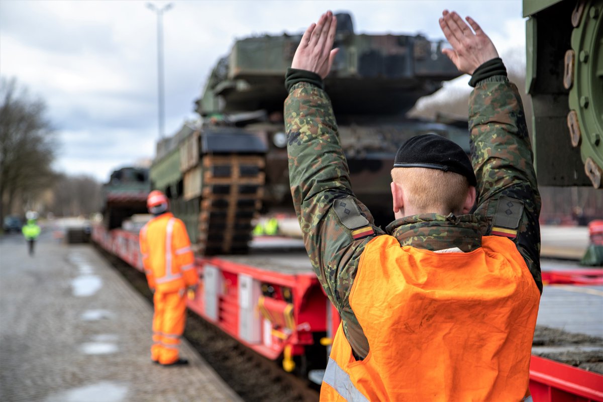 SKB_JSES's tweet photo. Software "Yarded": Sieger der #NATO Innovation Challenge! Damit Landes- und Bündnisverteidigung funktioniert, muss die NATO große Verbände schnell &amp; effizient verlegen. Hauptmann Anna T., Kapitänleutnant Eric L. &amp; Hauptmann Oscar H. aus dem #LogBtl163 #RSOM haben dies erkannt 1/4 https://t.co/31DuaeZHKA