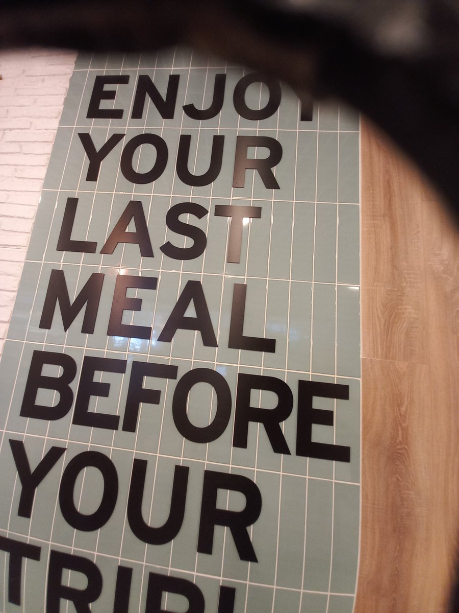 pigeonjellyfish's tweet image. "enjoy your last meal before your trip" is not the most reassuring thing to see before you get on a plane