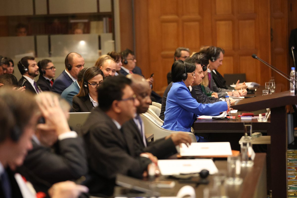 ViceVenezuela's tweet photo. #EnFotos || Declaraciones de la Vicepresidenta Ejecutiva, Dra. @delcyrodriguezv, ante la Corte Internacional de Justicia (CIJ), en defensa del Territorio Esequibo. Venezuela responde a las acciones ilegales e inmorales de apropiación por parte de Guyana.

#15Nov https://t.co/ByUoiYJcDL