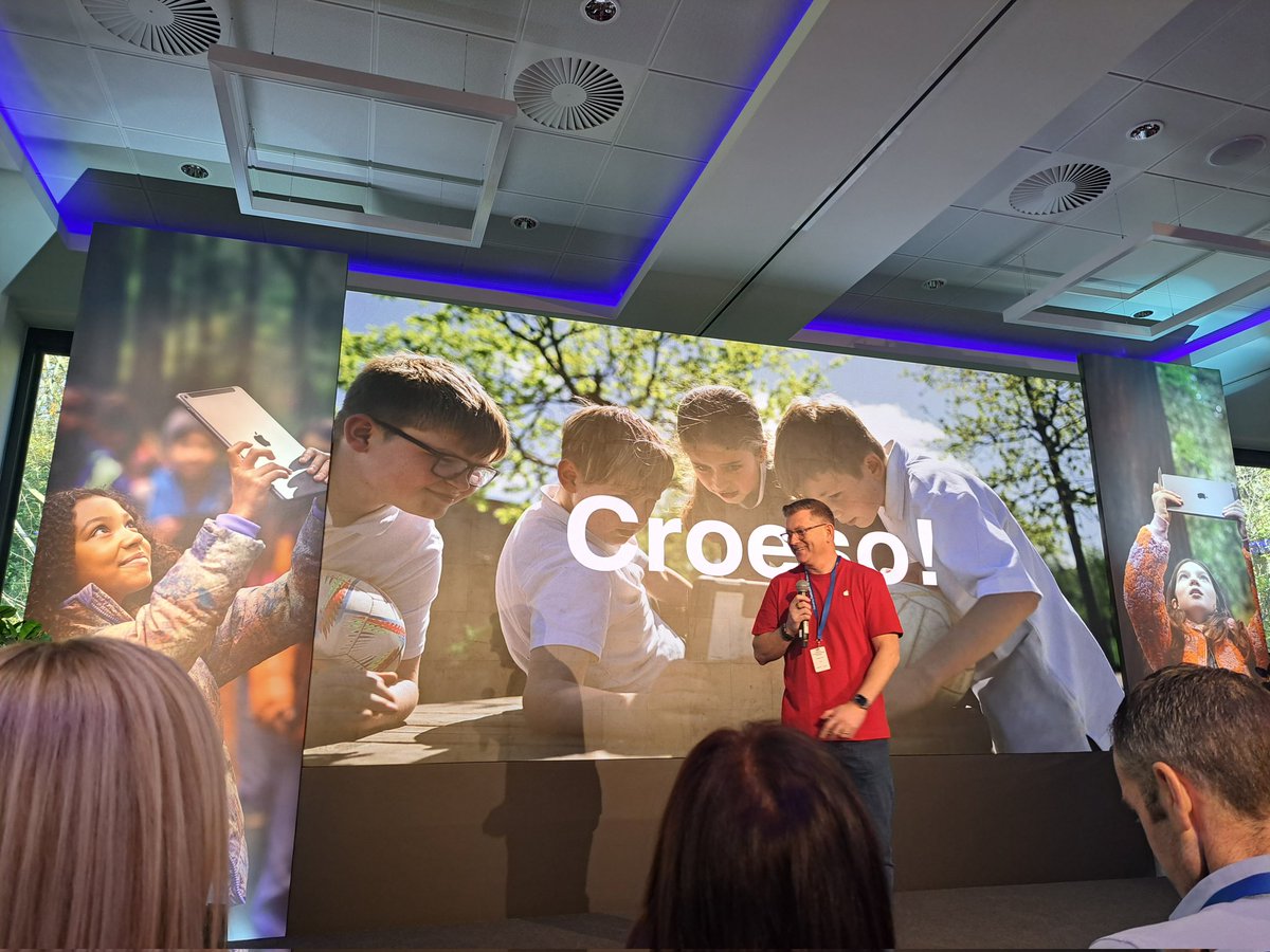 Elizabeth Hall tweet media