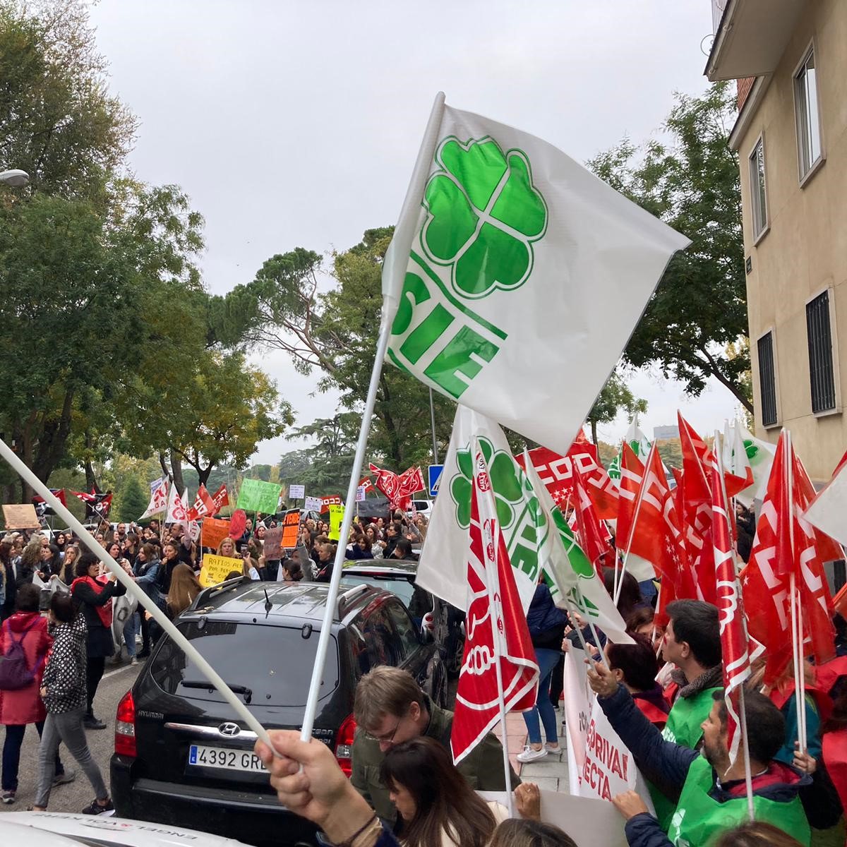 fsiemadrid's tweet photo. 📢 ¡𝗬𝗔 𝗘𝗦𝗧𝗔𝗠𝗢𝗦 𝗣𝗥𝗘𝗣𝗔𝗥𝗔𝗗𝗢𝗦! 📢

📍 La concentración ha comenzado. Nos encontramos frente a la sede de ACADE en la calle Ferraz, 85 de  #Madrid luchando por #SalariosDignos y una #MejoraCondiciones Laborales para las trabajadoras y  de educación infantil. 🗣️ https://t.co/29VPKbeCLL