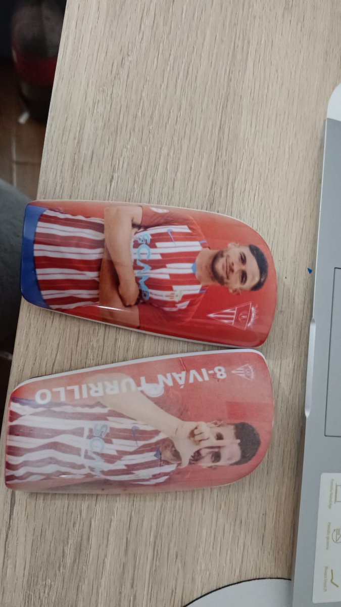 Ya creando espinilleras al mejor precio ,está son de mi hijo que las quiere de Iván turrillo que es su ídolo,han salido clarita perolas siguientes saldrán mejores