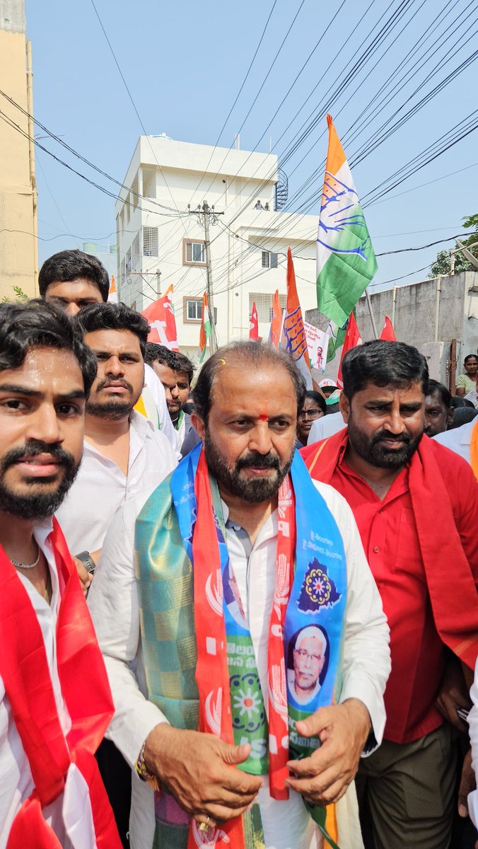 AISFHayathnagar's tweet photo. సిపిఐ పార్టీ బలపరిచిన ఎల్బీనగర్ కాంగ్రెస్ ఎమ్మెల్యే అభ్యర్థి మధు యాష్కి గారి ప్రచారంలో భాగంగా ఈరోజు సిపిఐ పార్టీ రాష్ట్ర కన్వీనర్ చాడా వెంకట్ రెడ్డి గారు, రాష్ట్ర  కార్యవర్గ సభ్యులు  ఆందోజు రవీంద్ర చారి, ఎల్బీనగర్ నియోజకవర్గం కార్యదర్శి సామిడి శేఖర్ రెడ్డి పాల్గొనడం జరిగింది.. https://t.co/S7xwFHqBfj