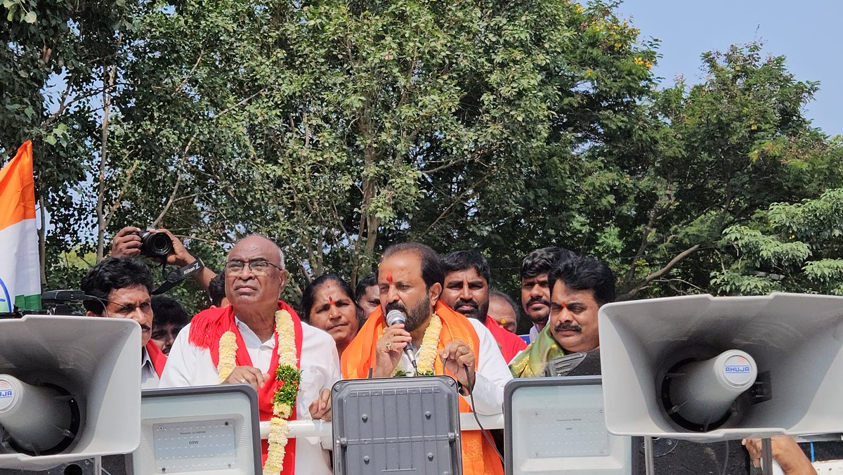 AISFHayathnagar's tweet photo. సిపిఐ పార్టీ బలపరిచిన ఎల్బీనగర్ కాంగ్రెస్ ఎమ్మెల్యే అభ్యర్థి మధు యాష్కి గారి ప్రచారంలో భాగంగా ఈరోజు సిపిఐ పార్టీ రాష్ట్ర కన్వీనర్ చాడా వెంకట్ రెడ్డి గారు, రాష్ట్ర  కార్యవర్గ సభ్యులు  ఆందోజు రవీంద్ర చారి, ఎల్బీనగర్ నియోజకవర్గం కార్యదర్శి సామిడి శేఖర్ రెడ్డి పాల్గొనడం జరిగింది.. https://t.co/S7xwFHqBfj