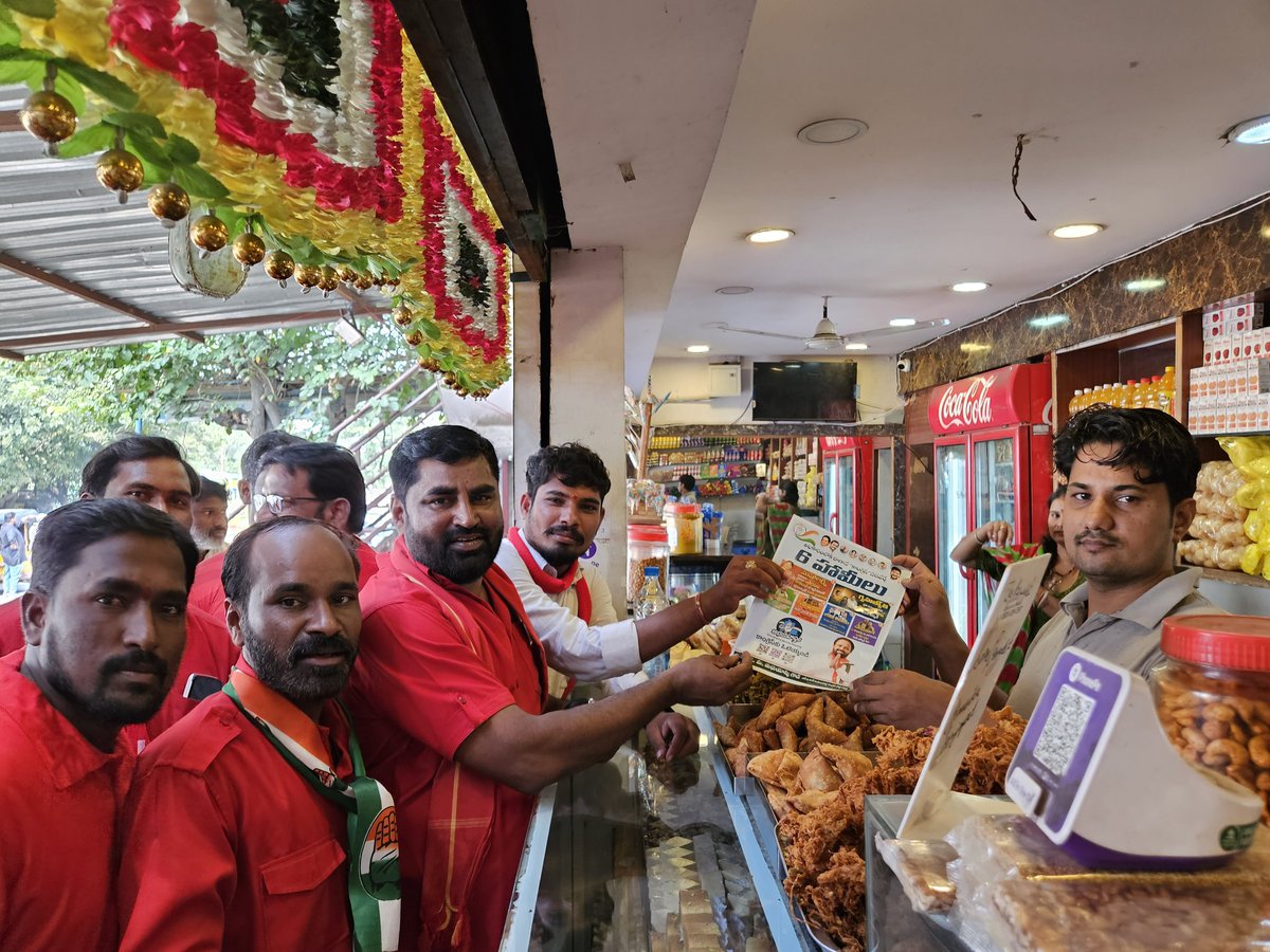 AISFHayathnagar's tweet photo. సిపిఐ పార్టీ బలపరిచిన ఎల్బీనగర్ కాంగ్రెస్ ఎమ్మెల్యే అభ్యర్థి మధు యాష్కి గారి ప్రచారంలో భాగంగా ఈరోజు సిపిఐ పార్టీ రాష్ట్ర కన్వీనర్ చాడా వెంకట్ రెడ్డి గారు, రాష్ట్ర  కార్యవర్గ సభ్యులు  ఆందోజు రవీంద్ర చారి, ఎల్బీనగర్ నియోజకవర్గం కార్యదర్శి సామిడి శేఖర్ రెడ్డి పాల్గొనడం జరిగింది.. https://t.co/S7xwFHqBfj
