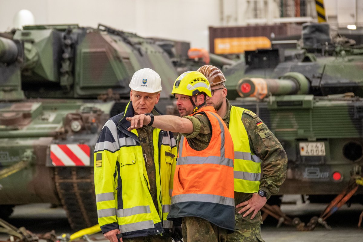SKB_JSES's tweet photo. Software "Yarded": Sieger der #NATO Innovation Challenge! Damit Landes- und Bündnisverteidigung funktioniert, muss die NATO große Verbände schnell &amp; effizient verlegen. Hauptmann Anna T., Kapitänleutnant Eric L. &amp; Hauptmann Oscar H. aus dem #LogBtl163 #RSOM haben dies erkannt 1/4 https://t.co/31DuaeZHKA
