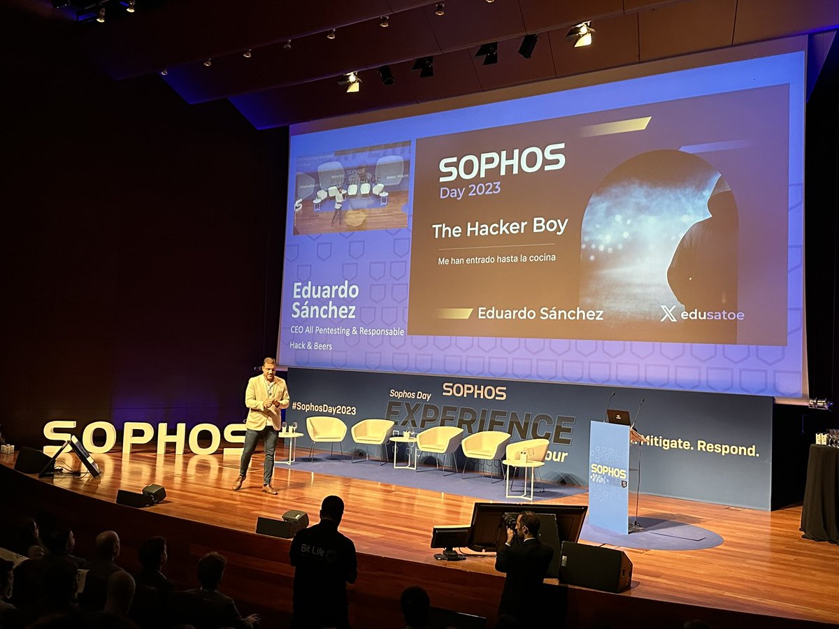 Y llega <a href="/eduSatoe/">Eduardo Sánchez</a> con su Hacker Boy. Disfrutando en #SophosDay2023