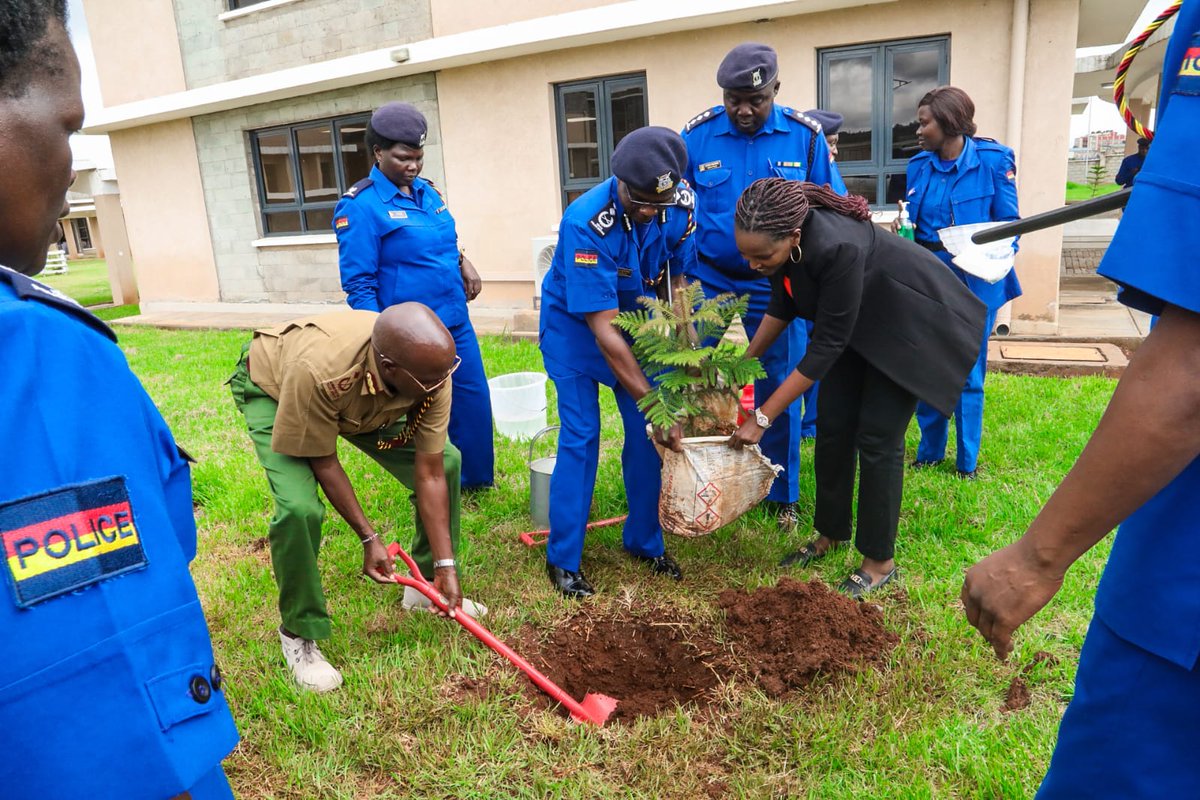 NPSOfficial_KE's tweet photo. Planning APS, Dr. Mark Leleruk, AIG, Planning DCI, Dr. Wanderi, AIG, Reforms NPS, Mr. John Kamau, AIG; National Police Reservists, Mr. George Seda, AIG; Deputy Director Operations KPS,  Mrs. Judy Lamet, AIG as well as KPS Administrative Secretary Mr. Stephen Mbasu. https://t.co/yoxLceGuDV