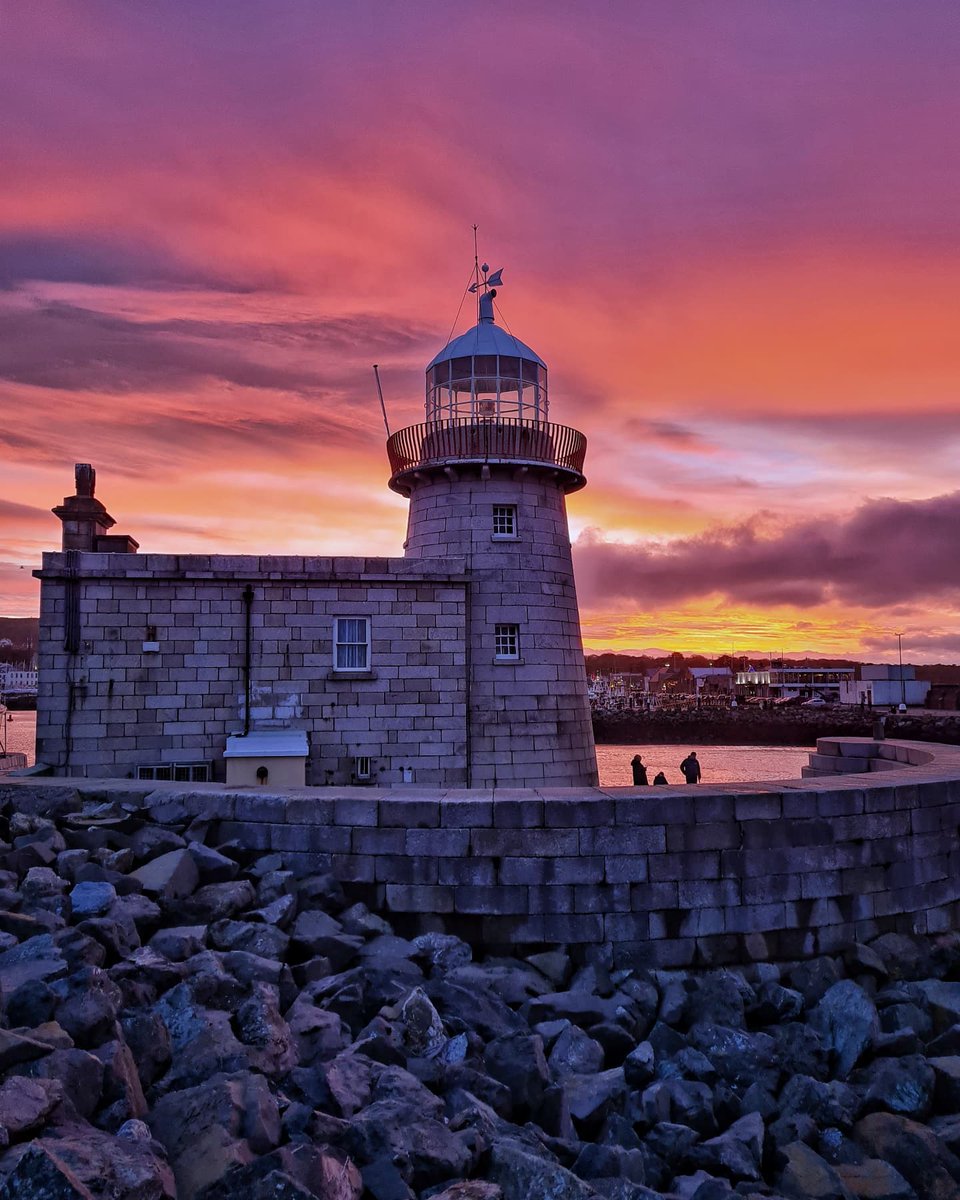 This is your sign to catch the sunset in #Howth! 🌅

Warm up with a coffee from #BodegaHowth, join a bike tour with @howthadventures & grab a bite to eat in @BeshoffsofHowth 🩵

Tag who you'd bring with you 📲

📸 shotsbywhatsername [IG]

#LoveDublin #WinterInDublin