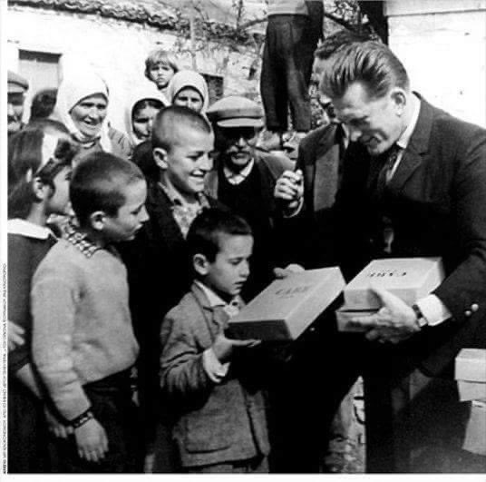 AegeanPart's tweet photo. Актерот Кирк Даглас (роден како Иссур Даниелович), поклонува училишен прибор на дечиња од егејскиот дел на Македонија, 1947 година.

Кирк е роден во Њујорк, но и он потекнува од бегалска фамилија. https://t.co/dbJ9lXOBml