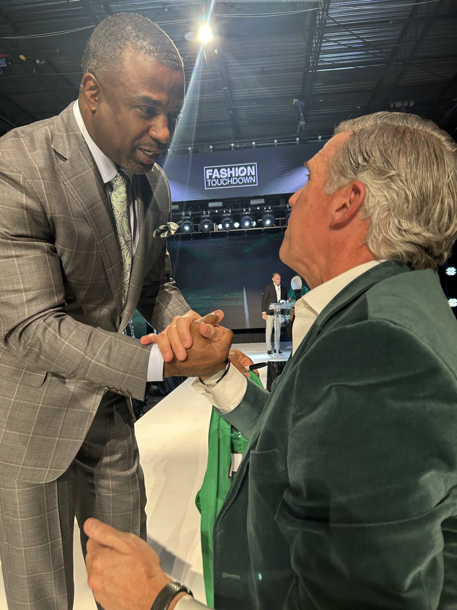 JDeverPhilly's tweet photo. Congratulations @MarcusAllenBBBS and the incredible team @IndBigs for another great Fashion Touchdown Event. We @BankofAmerica were proud to sponsor and toast all of the @Eagles who volunteered their time during a BYE week @bigplay24slay @36westbrook https://t.co/1C4xwj0Tjf
