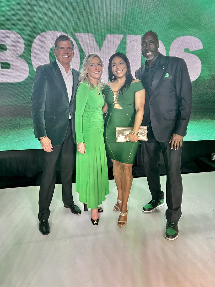 JDeverPhilly's tweet photo. Congratulations @MarcusAllenBBBS and the incredible team @IndBigs for another great Fashion Touchdown Event. We @BankofAmerica were proud to sponsor and toast all of the @Eagles who volunteered their time during a BYE week @bigplay24slay @36westbrook https://t.co/1C4xwj0Tjf
