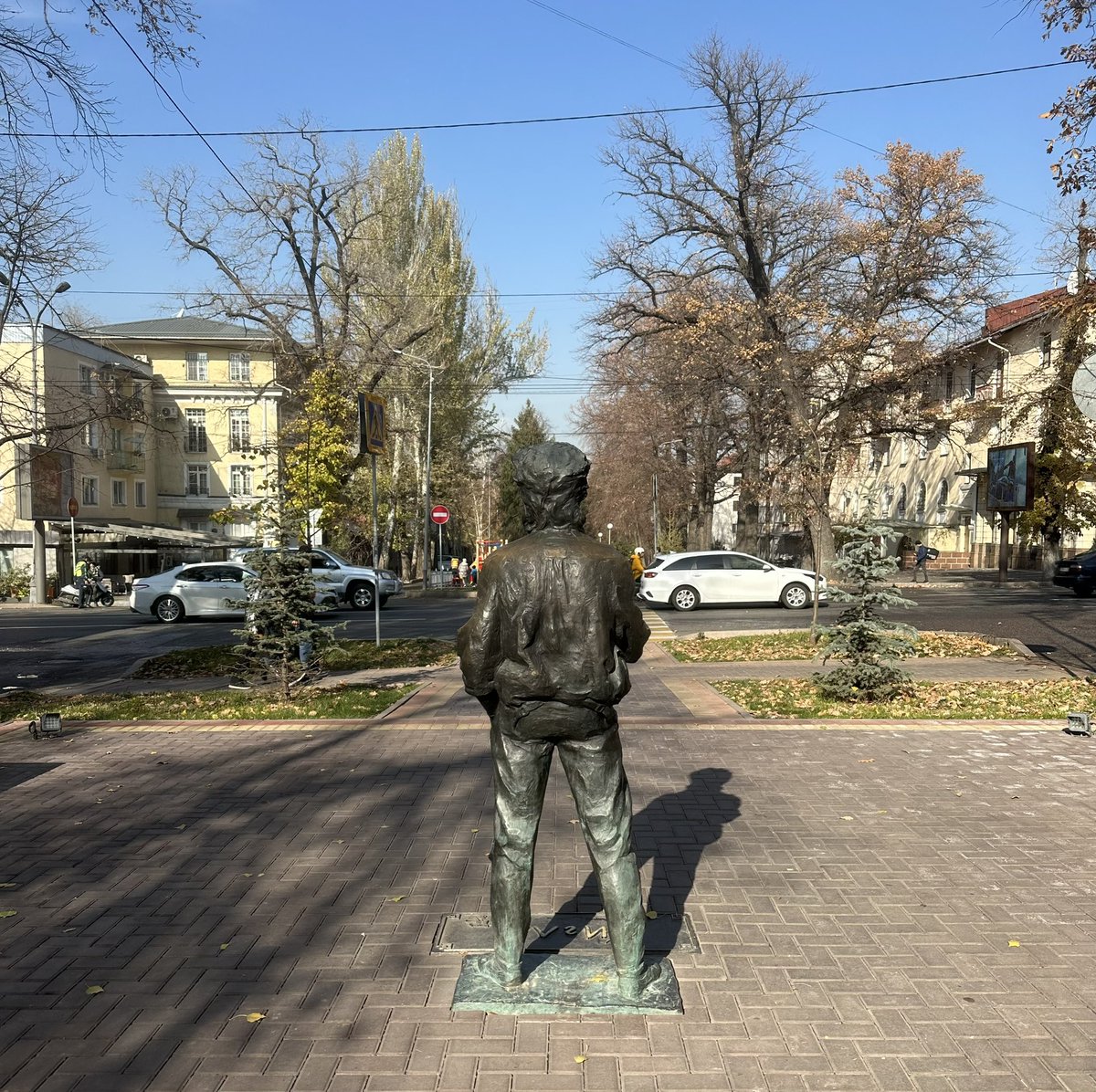 И есть чем платить, но я не хочу
Победы любой ценой.
Я никому не хочу ставить ногу на грудь.