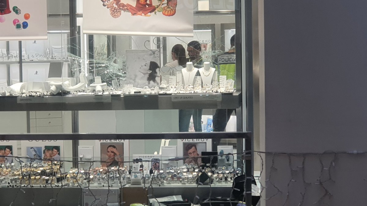 ELUNIVERSODEJDC's tweet photo. @CCSalera @epmediterraneo  investigan joyería en centro comercial la salera Castellón y no permiten hacer fotos ( pude hacer estas desde lejos ) abuso de poder!! Fotografiar  en un lugar publico es un derecho !! https://t.co/itw7dkANkg