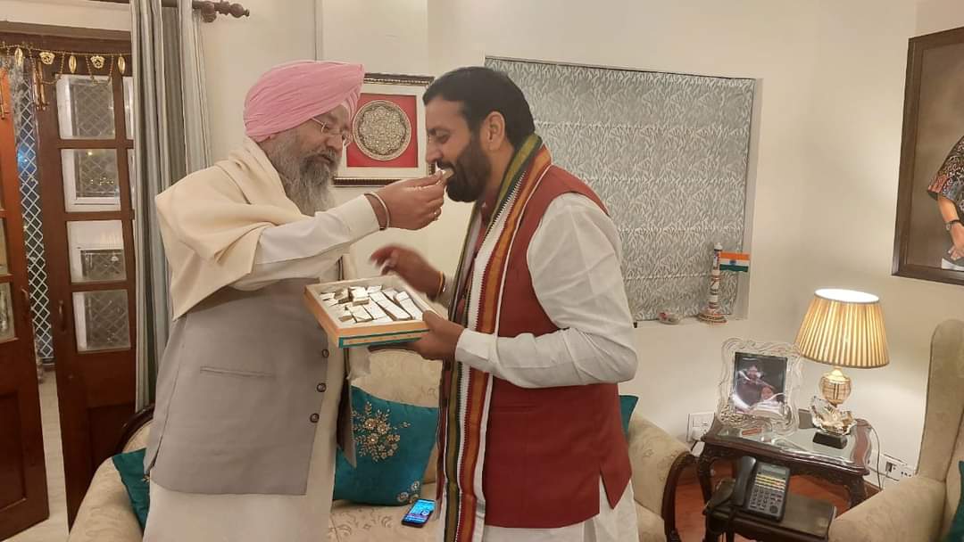 ILalpura's tweet photo. Delighted to host the newly appointed Haryana BJP President Shri @NayabSainiBJP Ji, at my residence. A truly humble and polite individual. Engaged in a positive interaction that left a lasting impression. #Leadership #PositiveInteraction
#BJPHaryana https://t.co/AbyYI5bDN4