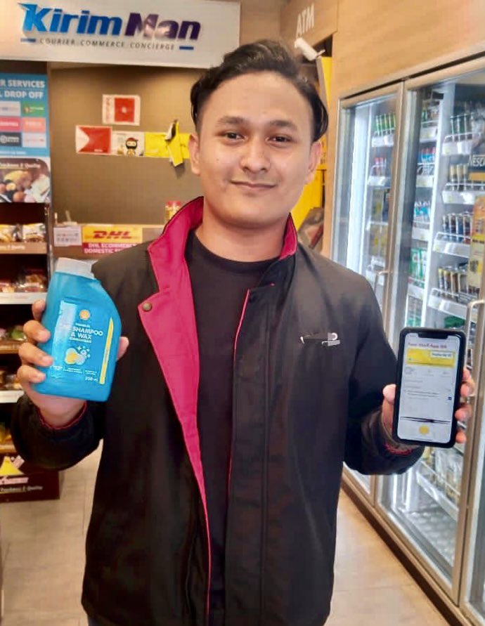 abeywan_'s tweet image. TOP TIER CAR CARE 😨
Baru ni wan pergi Shell untuk cari Shell Premium Car Shampoo & Wax ni!! 🥵
Cleaner macam ni wan cari, outcome lepas guna confirm nampak kereta nampak high gloss and dapat beri layer of protection 😎
#PowerUpYourRewards #ShellApp #ShellCarCare