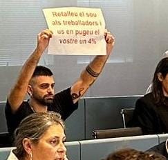CGT_AjBCN's tweet photo. Aquest matí hem anat al ple de @bcn_ajuntament per fer palès que apujar-se el sou i abaixar-lo a la plantilla és descarat, indecent i fastigós. No ho permetrem! 
@jaumecollboni t'estàs cobrint de glòria https://t.co/Q8DySOdF1l
