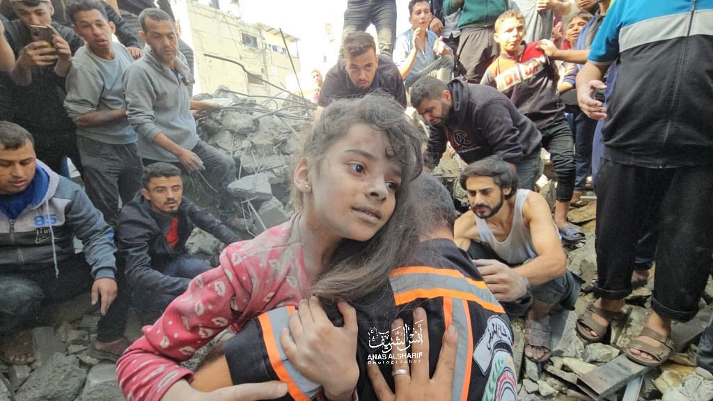 ماريا #غزة معجزة تعزز أن غزة تنتصر 
والله يا ماريا انه شعرك المغبر أطهر من جباه الذل