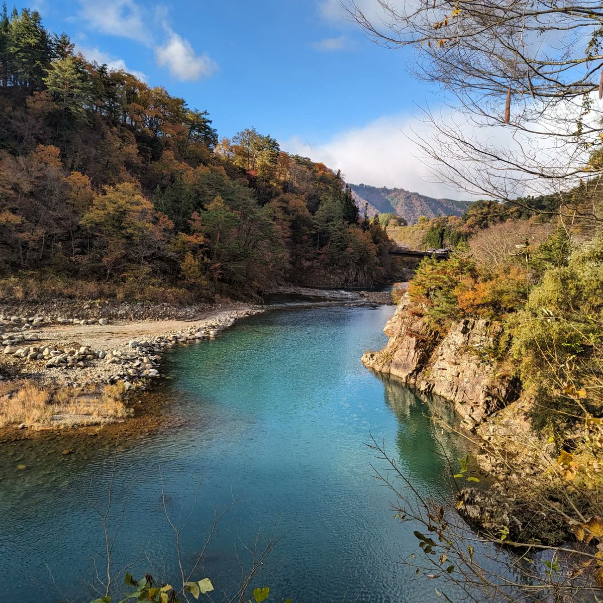 PhoebeAmoroso's tweet photo. Shirakawa-go. A Japanese town known for its rare gassho-zukuri architecture. It's popular when snow -covered in winter but let's admire these autumn vibes 🍁🍂 https://t.co/2KdgCXV8aO
