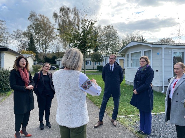 Staatssecretaris Justitie en Veiligheid, Christophe van de Maat bezocht vorige week Wageningen. We vangen meer dan 1000 vluchtelingen op. Door activiteiten en vrijwilligerswerk leren Wageningers en vluchtelingen elkaar kennen. Hij wilde horen en zien hoe wij dat doen.