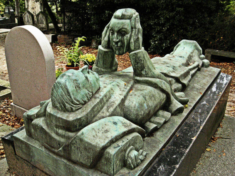 BevJRogers's tweet photo. This bronze gravestone in Père Lachaise cemetery is of actor & musician Fernand Arbelot, who died in 1942. It is thought that the face he is holding is that of his wife, who he wished to gaze upon for all of time.
#graveart #uniquegravestone https://t.co/UC8N7W0gHw