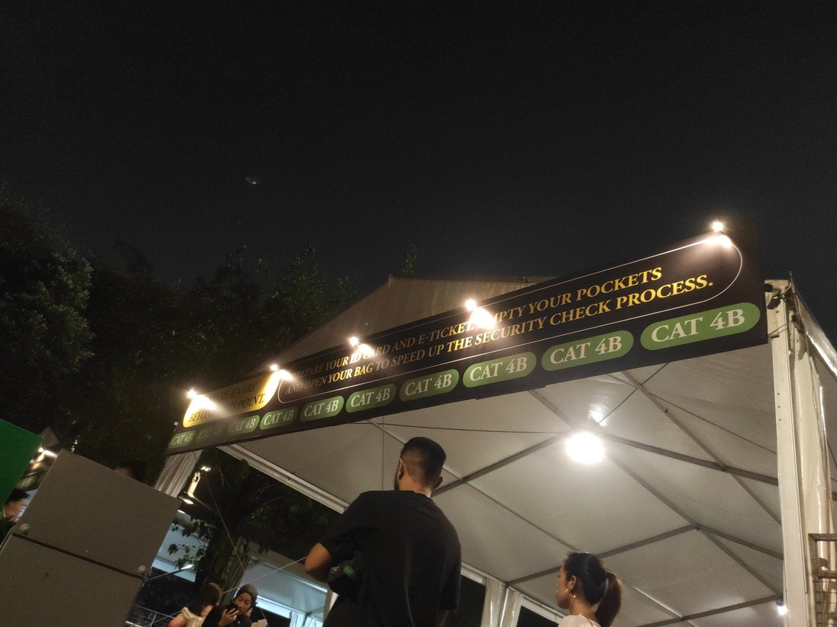 corneliaayu's tweet photo. #wtbcoldplay #wtscoldplay dicari tiket coldplay CAT 4 - 8. DM pliss! https://t.co/ZiNtDs7ZJ5