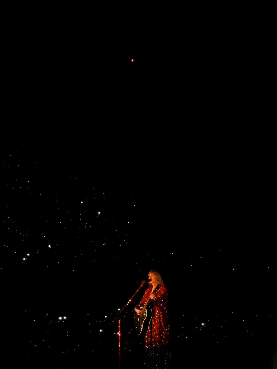 IndiAbal's tweet photo. 🌙✨ Once upon a time, the planets and the fates and all the stars aligned, you and I ended up in the same room, at the same time https://t.co/EtHOiOcsyg