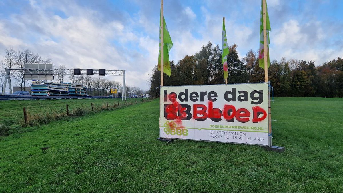 lientje1967's tweet photo. Er werden al spandoeken gestolen en vernield en gezichten van @MonaKeijzer en mij eruit gesneden. Nu doen radicale activisten er nog een schepje bovenop door van de woorden #IedereDagBBBeter, Iedere dag BBBloed te maken. Wij zien dit als bedreiging en doen aangifte https://t.co/kULlFNXr9G