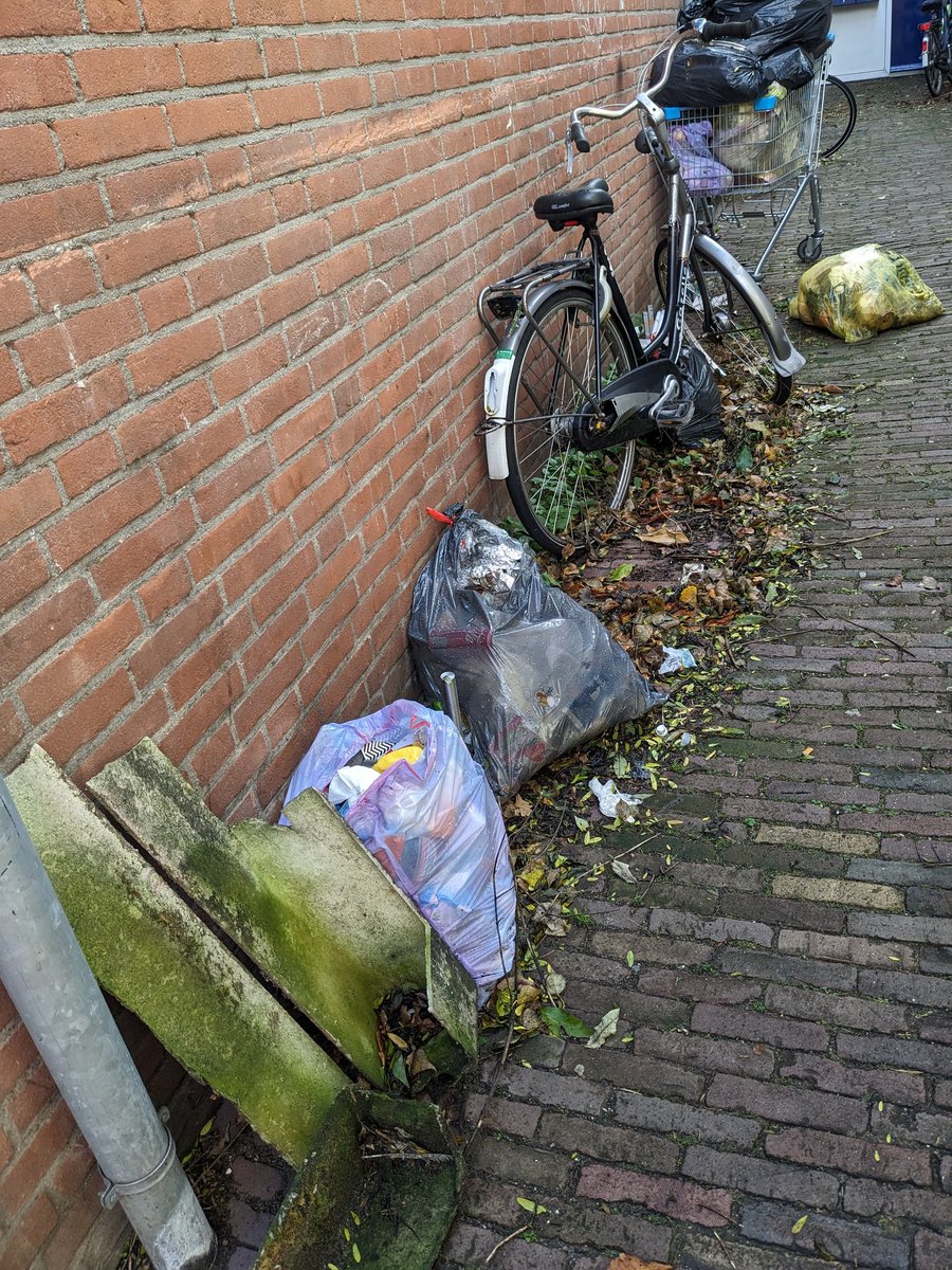 Plienemien's tweet image. Beste @GemDordrecht, hoeveel #Fixi meldingen moeten we nog doen voor dit probleem - afvaldumpingen door bewoners opvanghuis Pelserstraat - eindelijk eens wordt aangepakt. @Legerdesheils geeft niet thuis, #Handhaving evenmin. Al tig keer aan de bel getrokken, zero resultaat!